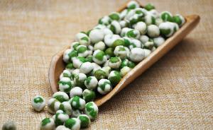 Wasabi flavor coated green peas
