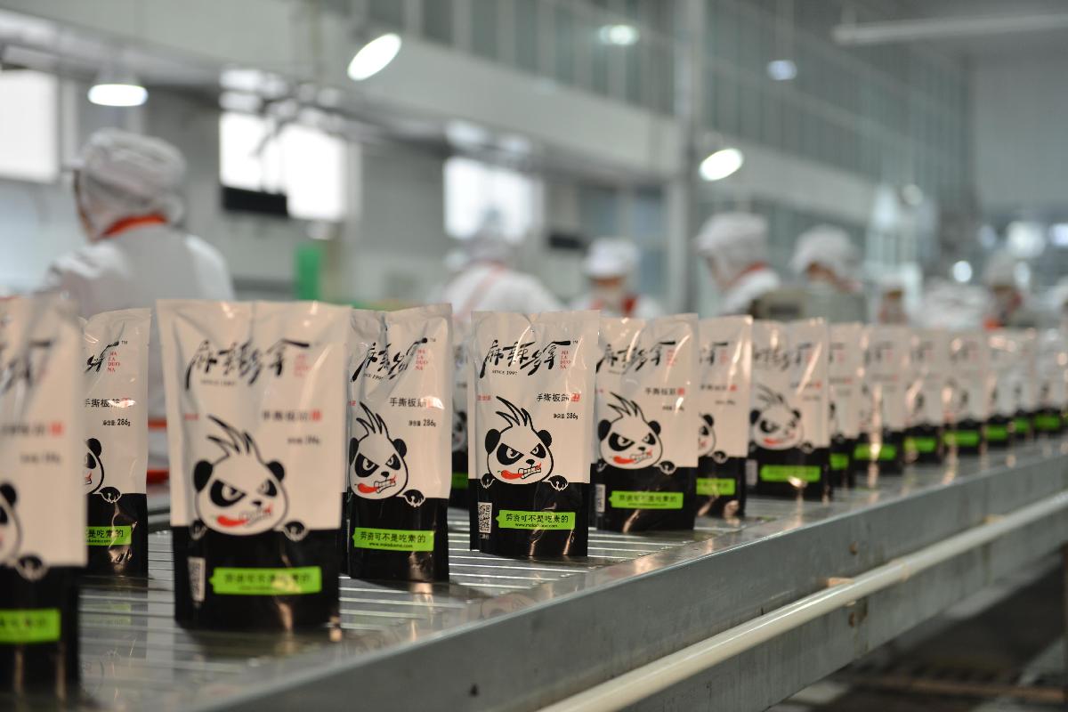 Factory Wholesale Instant Rice Spicy Dry Flat Noodles Fast Food In Cups