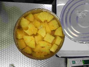 Canned pineapple in syrup