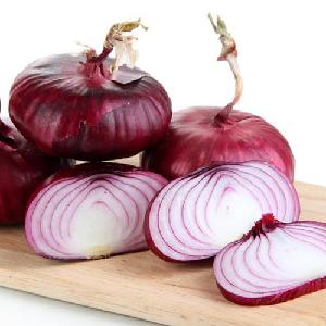 A Grade Maharashtra Fresh Red Onion, Gunny Bag, Onion Size Available: Medium